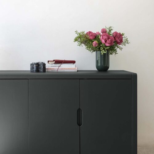 Photo d'ambiance d'un meuble peint avec la peinture Libéron Meuble Signé Velours teinte Noir de Lave