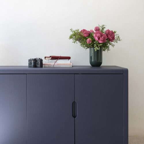 Photo d'ambiance d'un meuble peint avec la peinture Libéron Meuble Signé Velours Nuit Indigo