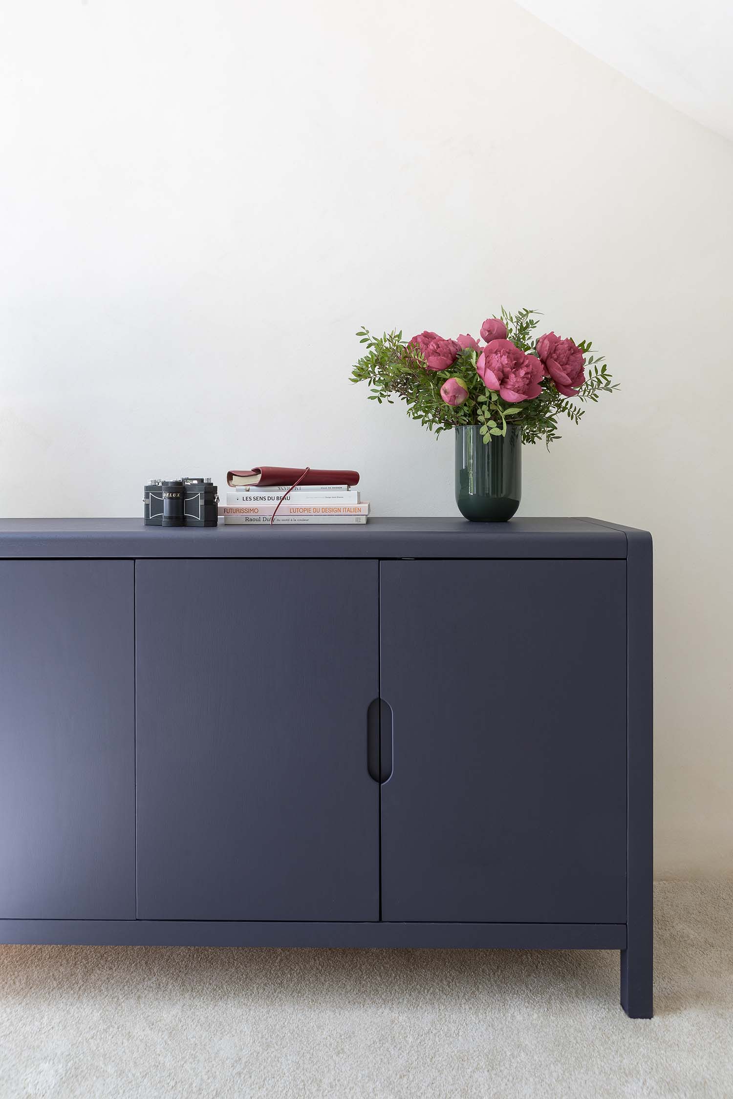 Photo d'ambiance d'un meuble peint avec la peinture Libéron Meuble Signé Velours Nuit Indigo