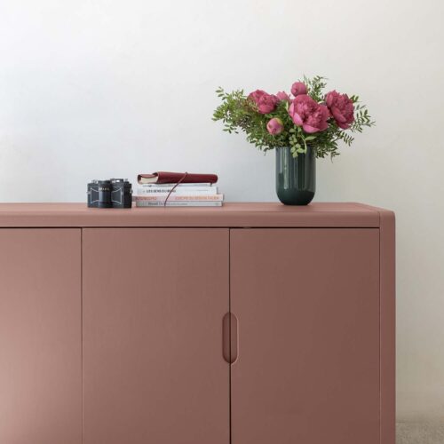 Photo d'ambiance d'un meuble peint avec la peinture Libéron Meuble Signé Velours en teinte Ocre Terracotta