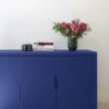 Photo d'ambiance d'un meuble peint avec la peinture de la gamme Libéron Meuble Signé Velours en teinte Ultra Bleu