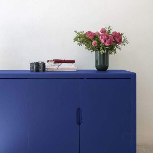 Photo d'ambiance d'un meuble peint avec la peinture de la gamme Libéron Meuble Signé Velours en teinte Ultra Bleu