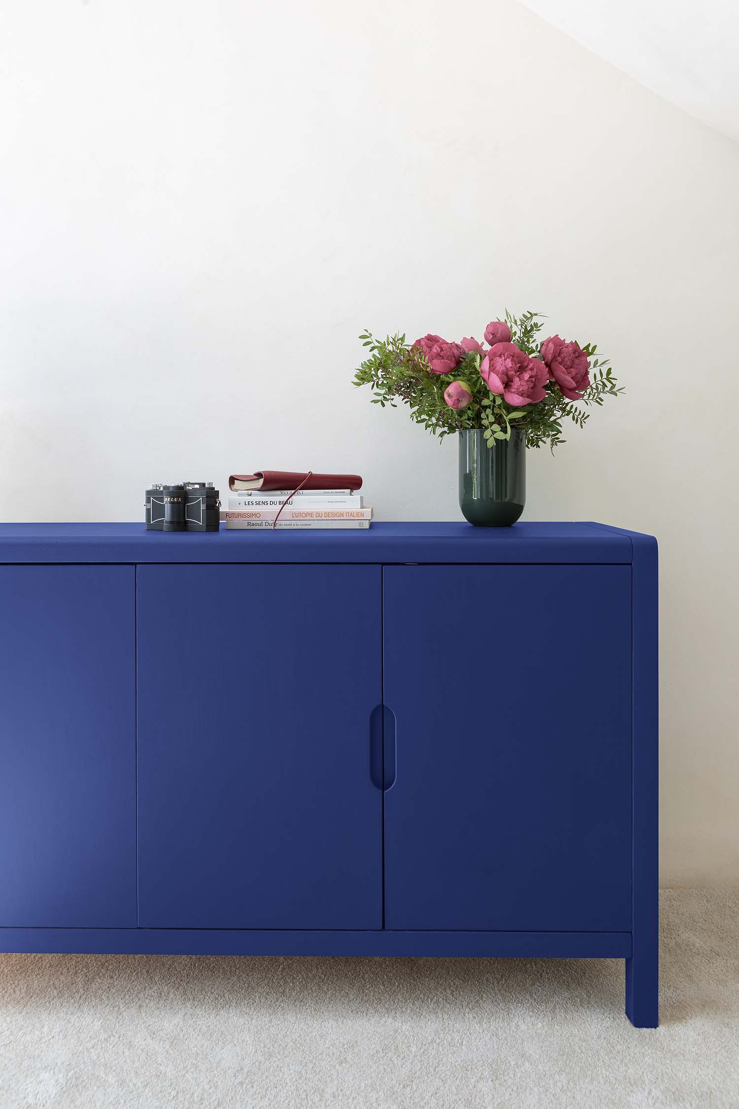 Photo d'ambiance d'un meuble peint avec la peinture de la gamme Libéron Meuble Signé Velours en teinte Ultra Bleu