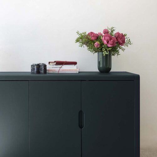 Photo d'ambiance d'un meuble peint avec la peinture Libéron Meuble Signé Velours teinte Vert Abysses