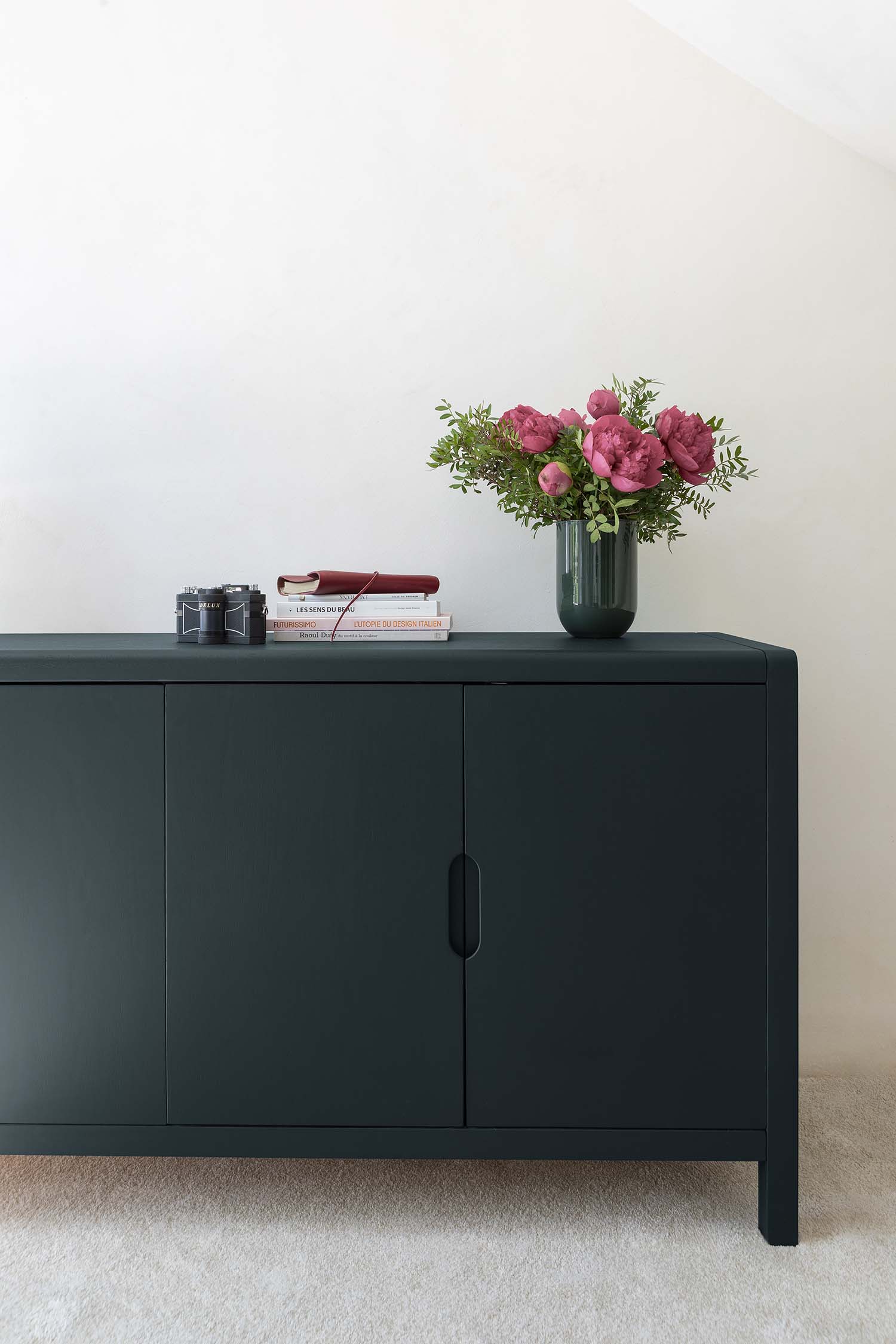 Libéron - Meuble Signé - Peinture Velours - Vert Abysses - Visuel ambiance Photo d'ambiance d'un meuble peint avec la peinture Libéron Meuble Signé Velours teinte Vert Abysses