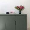 Photo d'ambiance d'un meuble peint avec la peinture Meuble Signé Velours Vert Cendré de Libéron