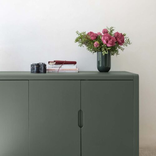 Photo d'ambiance d'un meuble peint avec la peinture Meuble Signé Velours Vert Cendré de Libéron