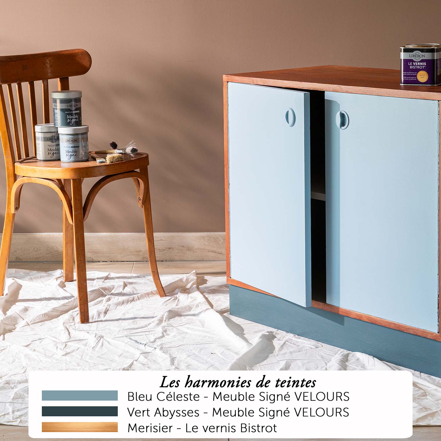 Libéron - Meuble Signé - harmonies - 1 Association de couleurs, Bleu Céleste de la gamme Libéron Meuble Signé Velours, Vert Abysses de la gamme Libéron Meuble Signé Velours, et la teinte Merisier du Vernis Bistrot Libéron