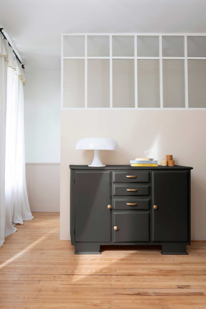 Visuel d'ambiance d'un meuble peint avec le produit Meuble Signé Métal Libéron