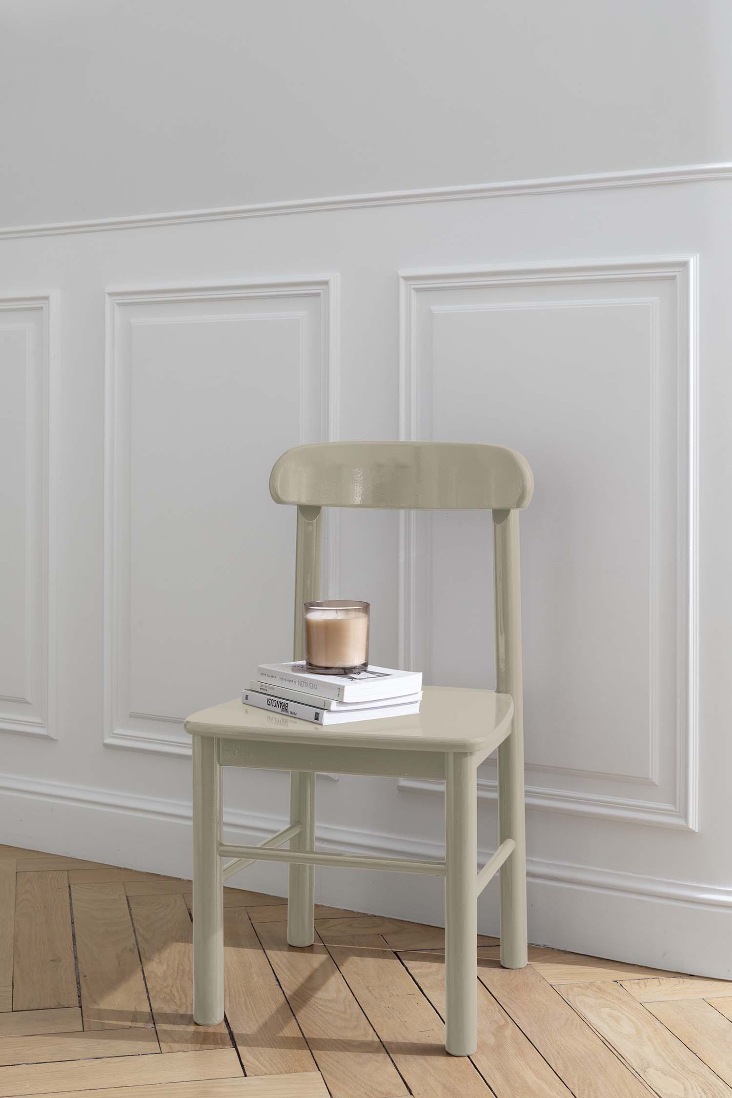 Photo d'ambiance d'une chaise peinte avec la peinture Meuble Signé Brillante Grège Brut de Libéron