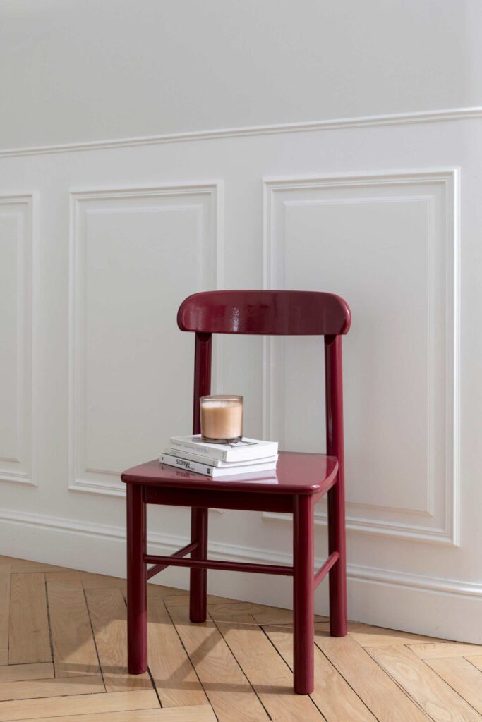 Visuel d'ambiance d'une chaise peinte avec le produit Meuble Signé Peinture Brillante Rouge Bordeaux Libéron