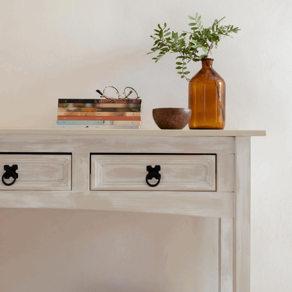 Photo d'ambiance d'un meuble peint avec la peinture Effet Chaulé Meuble Signé de Libéron