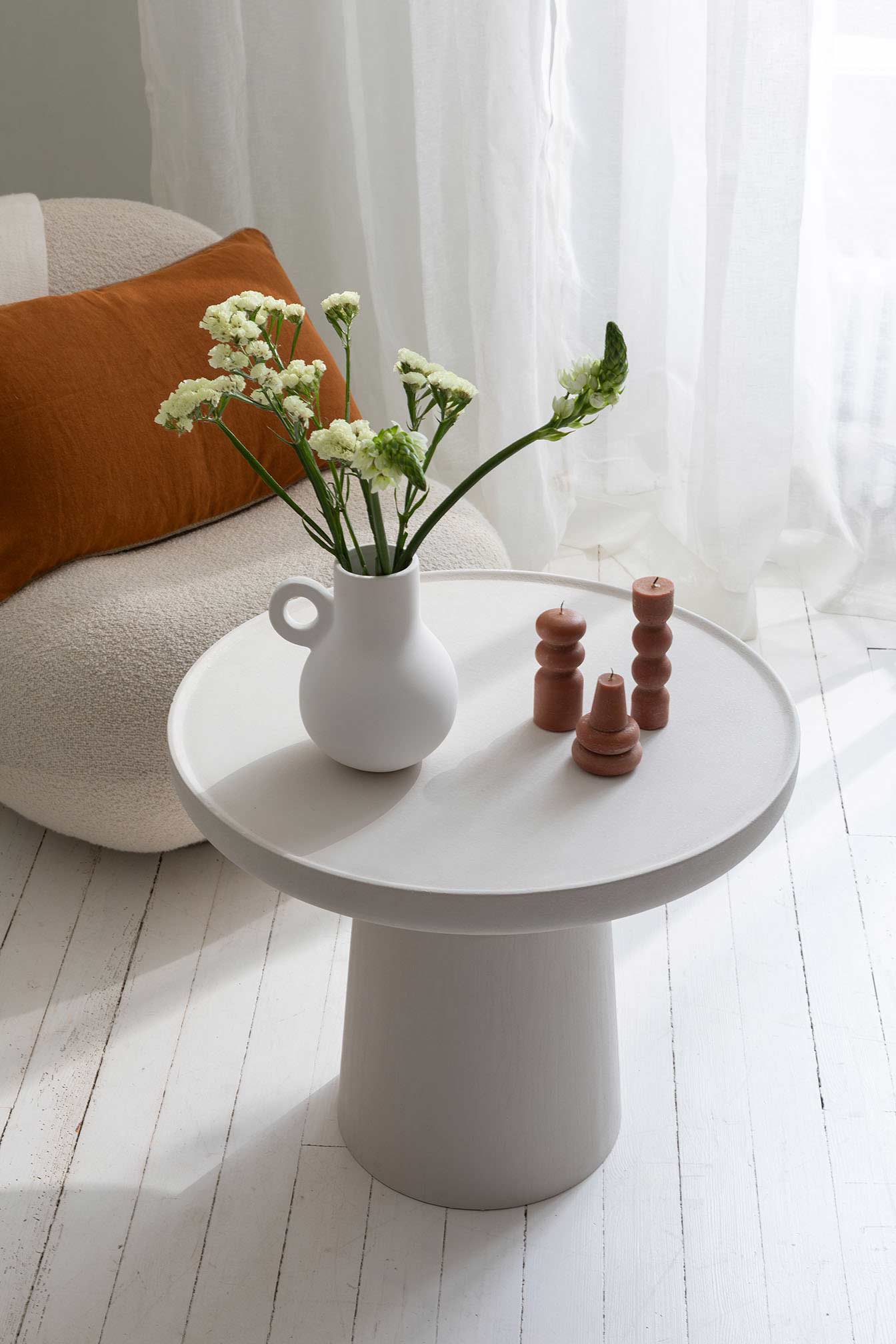 Visuel d'ambiance d'une table peinte avec le produit Meuble Signé Effet Minéral Libéron