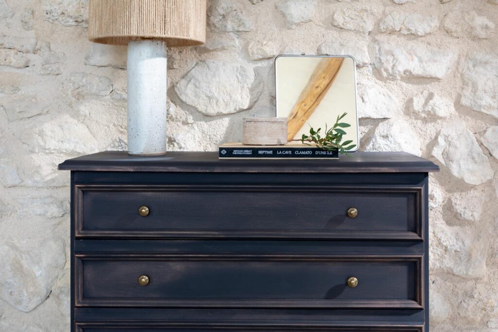 Photo d'ambiance d'un meuble peint avec la Cire Effet Patiné Meuble Signé de Libéron