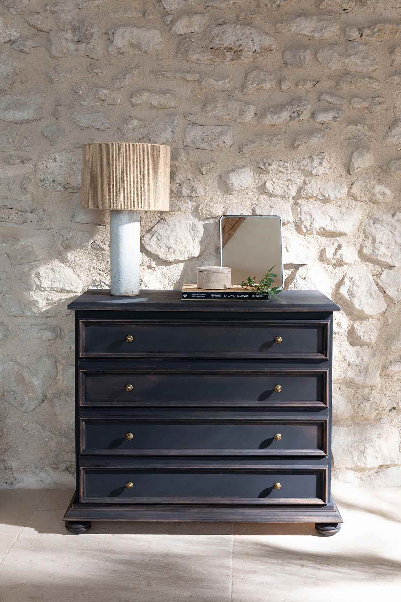 Visuel d'ambiance d'un meuble peint avec le produit Meuble Signé Effet Patiné Libéron