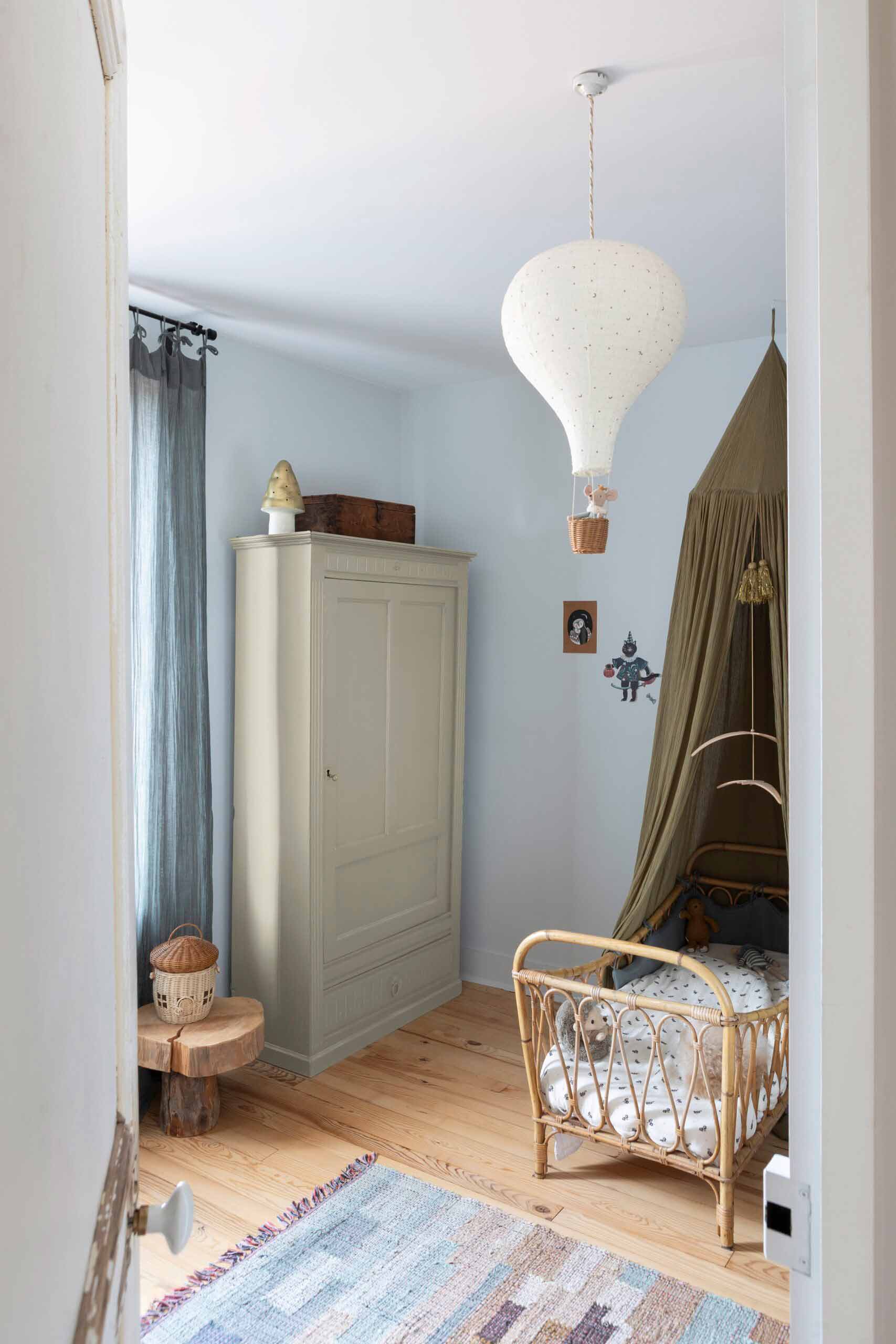 Photo d'ambiance d'une chambre, montrant un meuble peint avec la peinture Libéron Meuble Signé Mat Argile