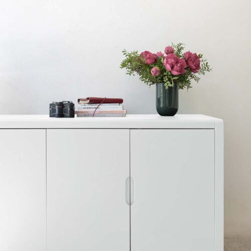 Photo d'ambiance d'un meuble peint avec la peinture Libéron de la gamme Meuble Signé Velours couleur Blanc Moderniste