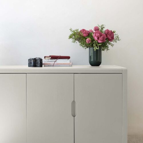 Photo d'ambiance d'un meuble peint avec la peinture Libéron Meuble Signé Velours teinte Gris Ombré