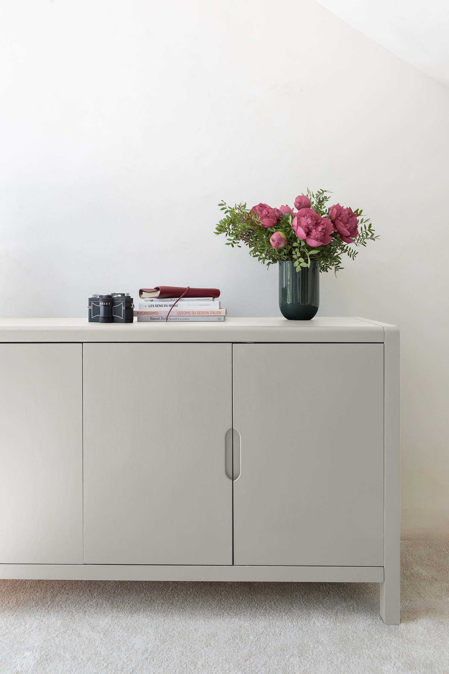 Photo d'ambiance d'un meuble peint avec la peinture Libéron Meuble Signé Velours teinte Gris Ombré