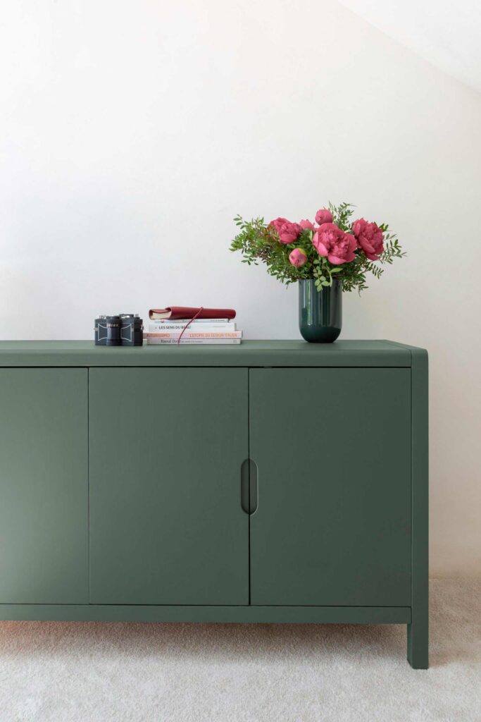 Visuel d'ambiance d'un meuble peint avec le produit Meuble Signé Peinture Velours Libéron