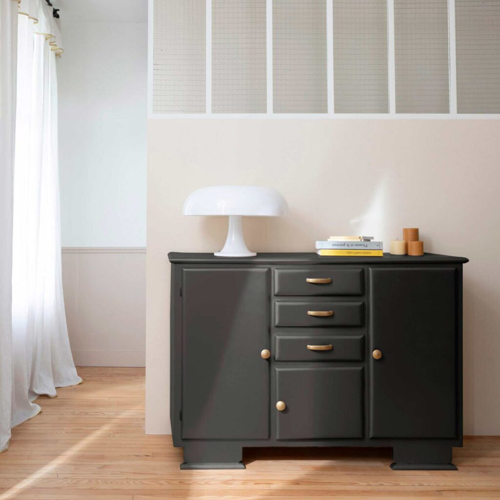 Photo d'ambiance d'un meuble peint avec la peinture Métal Meuble Signé New Black Poudré de Libéron