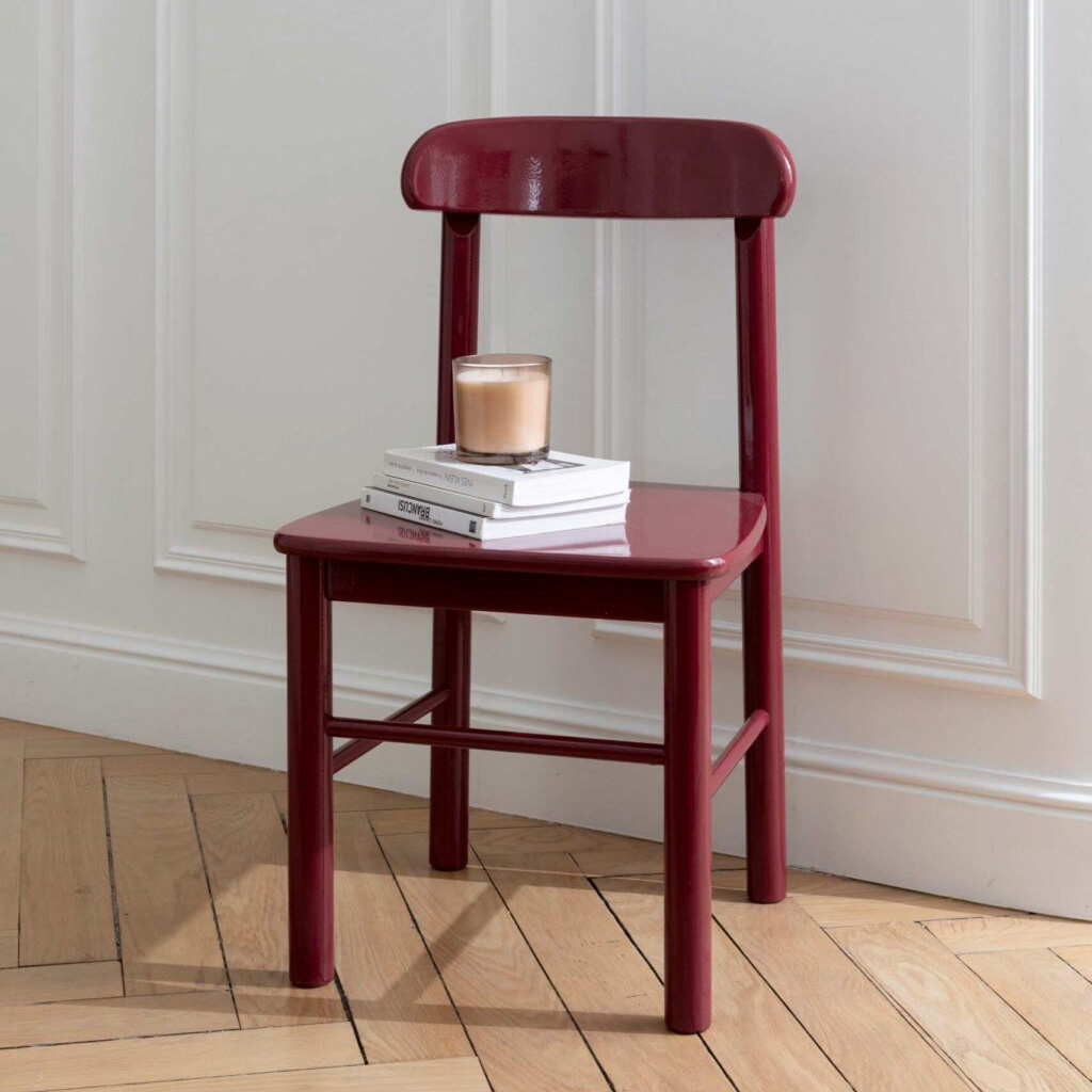 Photo d'ambiance d'une chaise peinte avec la peinture Meuble Signé Brillante Rouge Bordeaux de Libéron