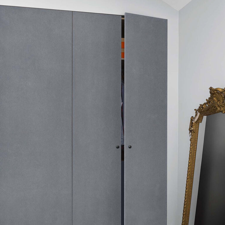 Photo d'ambiance d'un placard peint avec la peinture Libéron de la gamme Meuble Signé Effet Béton couleur Gris