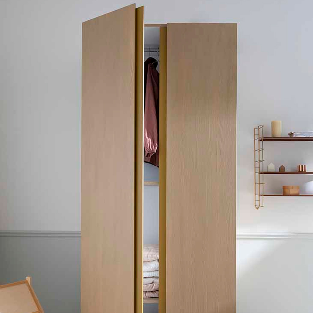 Photo d'ambiance d'un meuble peint avec la peinture Libéron de la gamme Meuble Signé Effet Bois couleur Chêne Naturel