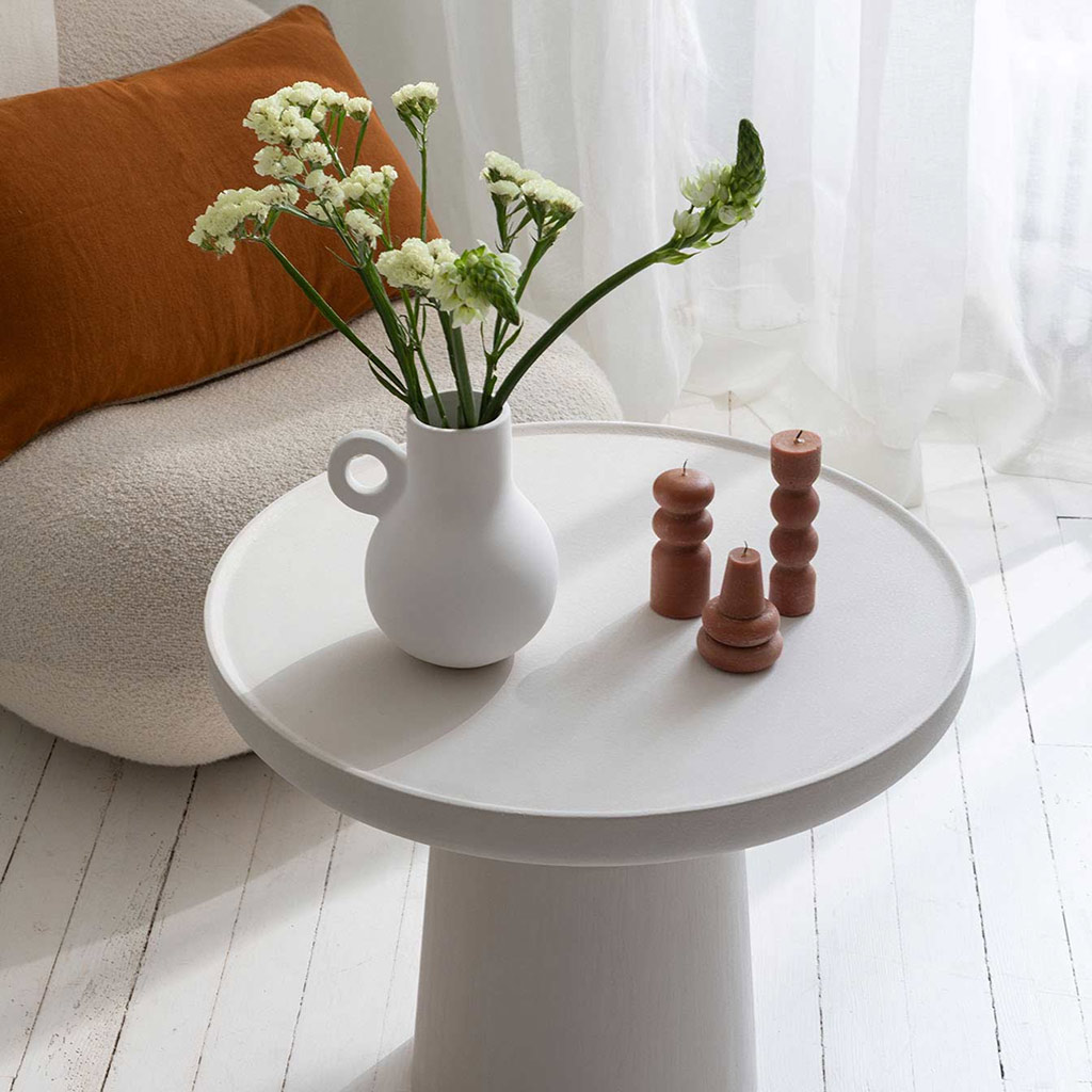 Photo d'ambiance d'un meuble peint avec la peinture Libéron de la gamme Meuble Signé Effet Minéral couleur Craie