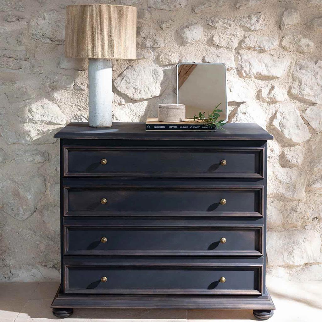 Photo d'ambiance d'un meuble peint avec la Cire Effet Patiné Meuble Signé de Libéron