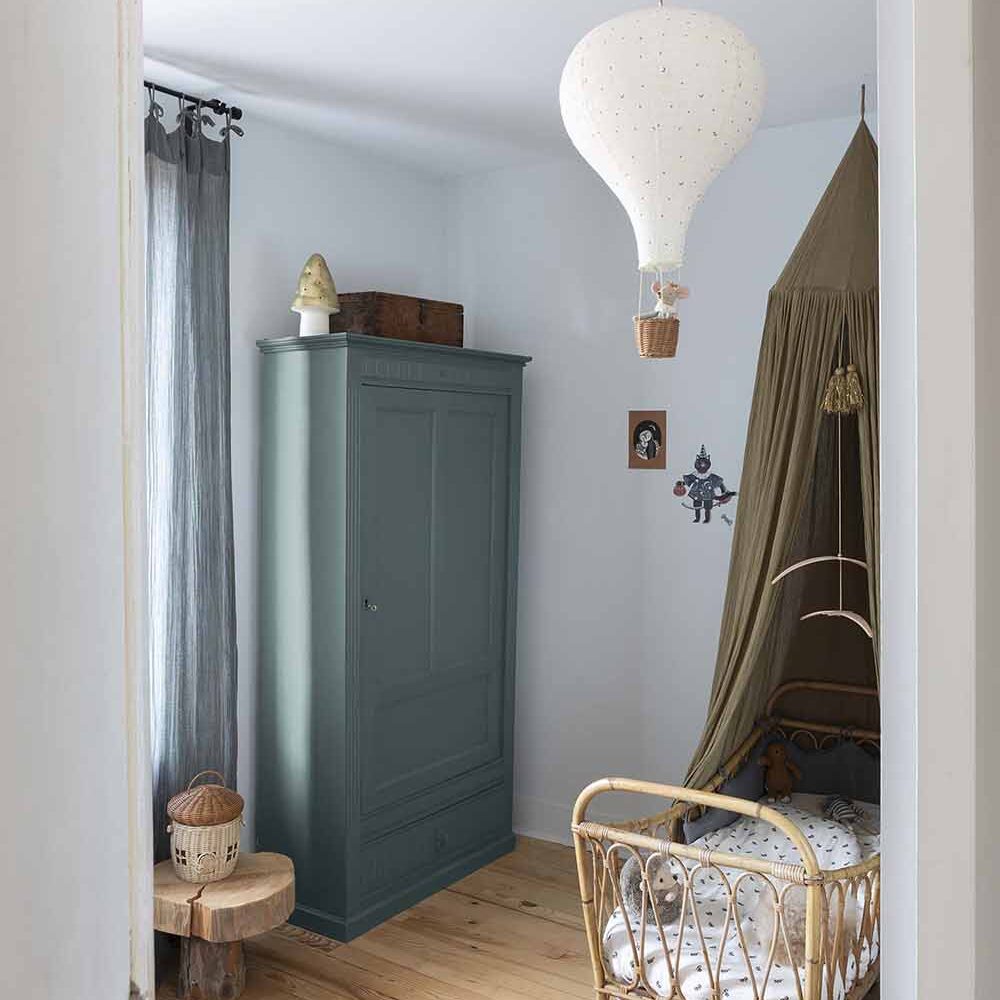 Photo d'ambiance d'une chambre, montrant un meuble peint avec la peinture Libéron Meuble Signé Mat Bleu Sarcelle